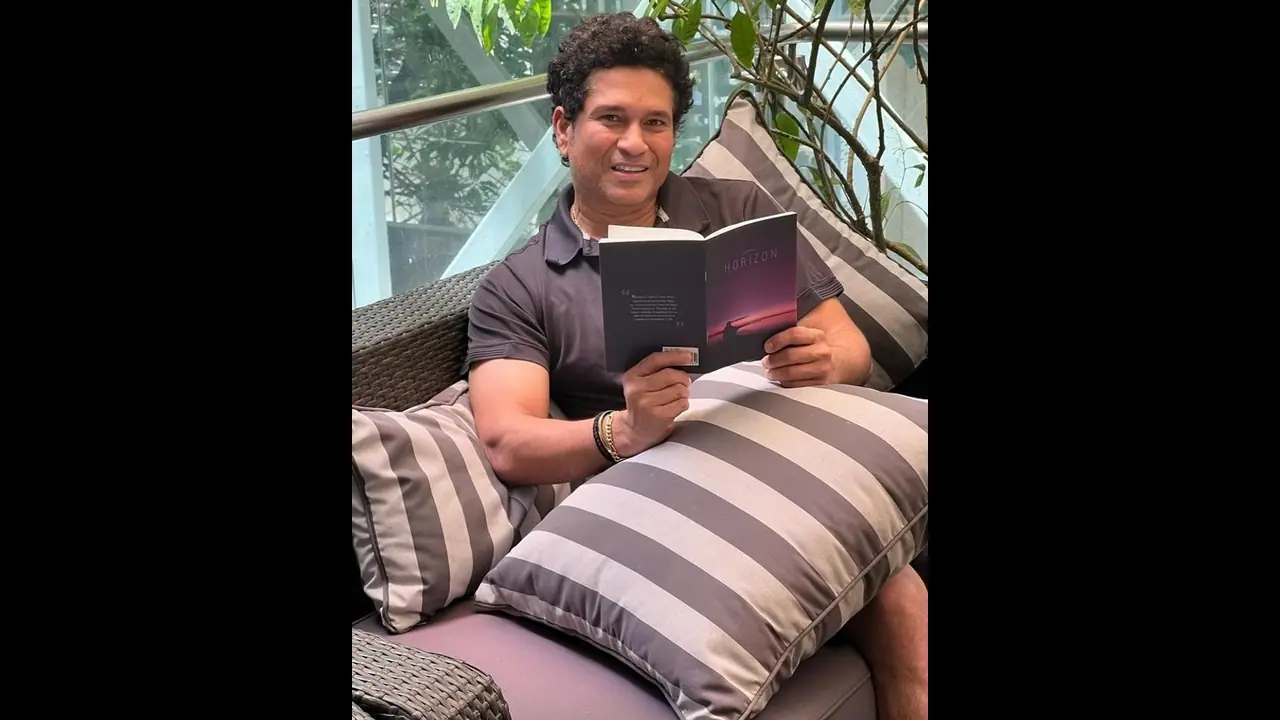 Sachin Tendulkar helped 'Pele' with a catch in Goa (WATCH) Sachin Tendulkar helped 'Pele' with a catch in Goa (WATCH)