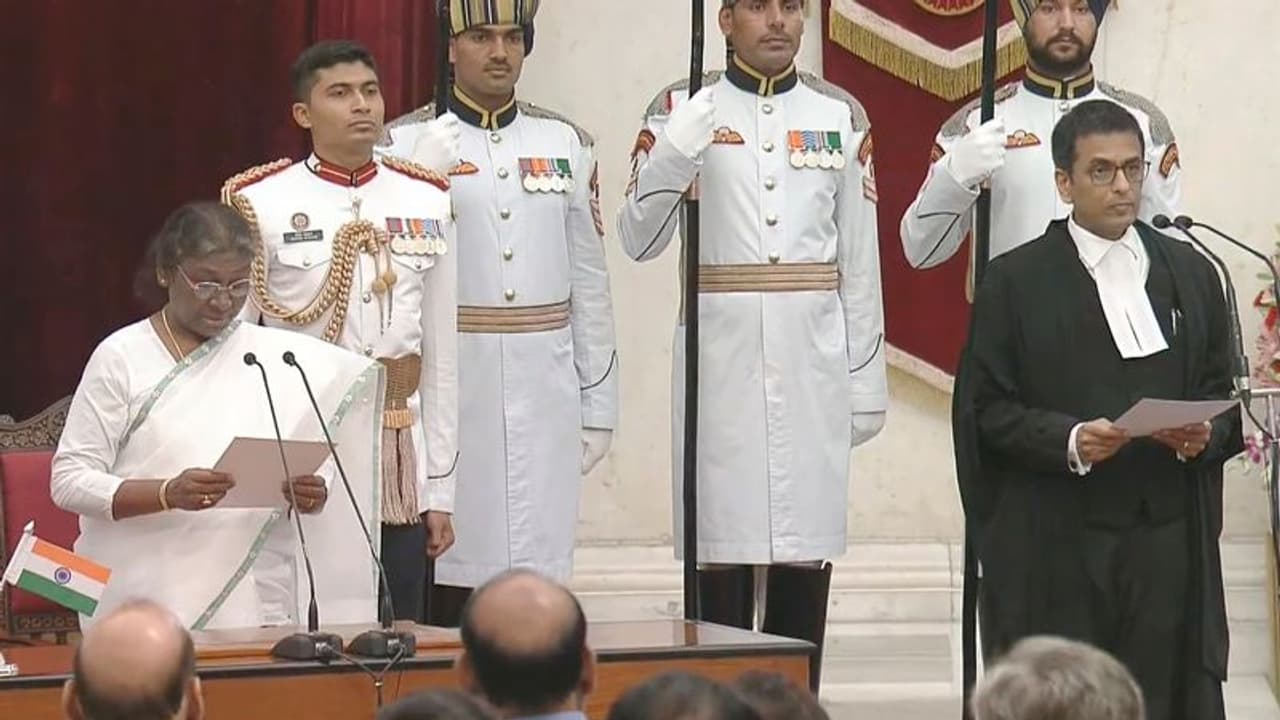  जस्टिस डीवाय चंद्रचूड़ ने 50वें चीफ जस्टिस ऑफ इंडिया की शपथ ली, 37 साल बाद पिता के बाद बेटा बना CJI