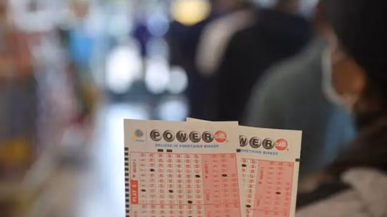 16,590 കോടി രൂപ ലോട്ടറിയടിച്ചു, മഹാഭാഗ്യം നേടിയ ആൾ ഇനിയും കാണാമറയത്ത്... 16,590 കോടി രൂപ ലോട്ടറിയടിച്ചു, മഹാഭാഗ്യം നേടിയ ആൾ ഇനിയും കാണാമറയത്ത്...