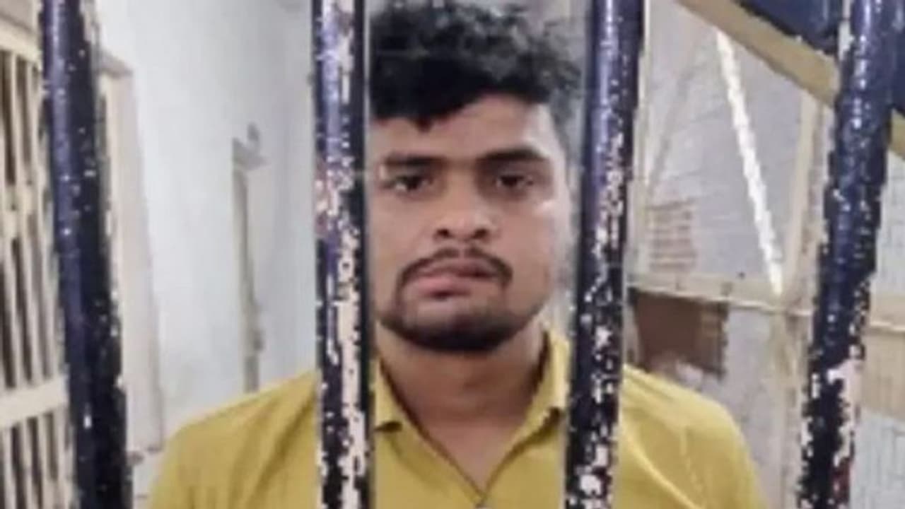 तीसरी मंजिल से युवती को दिया धक्का, भाई बताकर शव को लेकर भागा आरोपी, बिजनौर में ऐसा करने की बनाई थी योजना तीसरी मंजिल से युवती को दिया धक्का, भाई बताकर शव को लेकर भागा आरोपी, बिजनौर में ऐसा करने की बनाई थी योजना