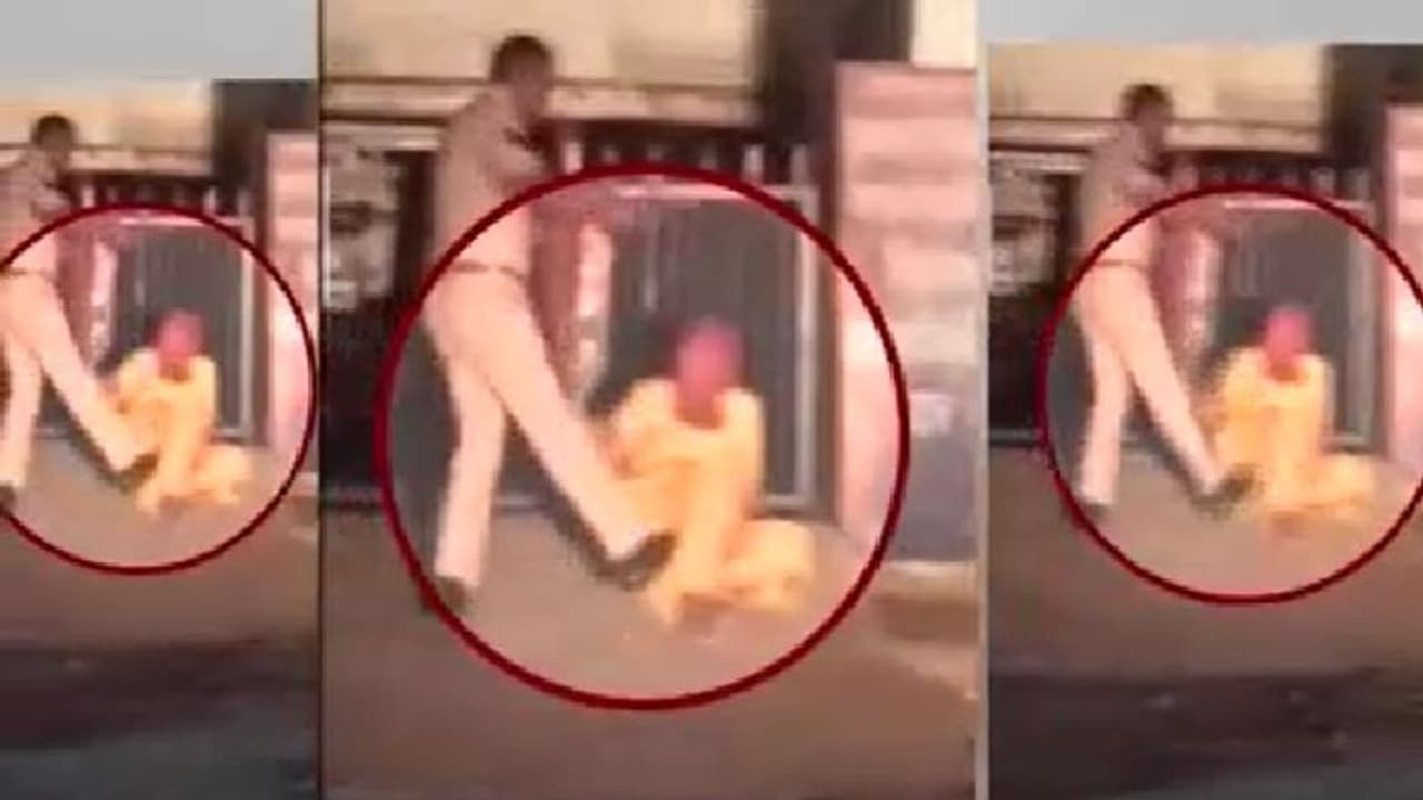 राजस्थान पुलिस का बेर्शम चेहरा: बुजुर्ग महिला को कांस्टेबल ने मारी लात, बेबस मां का बस इतना सा था कसूर राजस्थान पुलिस का बेर्शम चेहरा: बुजुर्ग महिला को कांस्टेबल ने मारी लात, बेबस मां का बस इतना सा था कसूर