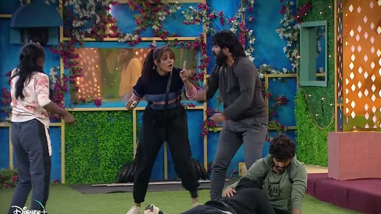 Bigg Boss Telugu 6: కీర్తిని గుద్దిన రేవంత్... తోలు తీసేస్తానంటూ అదే దూకుడు! Bigg Boss Telugu 6: కీర్తిని గుద్దిన రేవంత్... తోలు తీసేస్తానంటూ అదే దూకుడు!