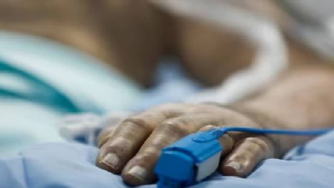 ಪಾರ್ಶ್ವವಾಯು ಪೀಡಿತ ತಂದೆ ಹಾಸಿಗೆಯಲ್ಲಿ ಮೂತ್ರ ಮಾಡಿದ್ದಕ್ಕೆ ಸಿಟ್ಟಿಗೆದ್ದ ಮಗನಿಂದ ಕತ್ತು ಹಿಸುಕಿ ಕೊಲೆ! ಪಾರ್ಶ್ವವಾಯು ಪೀಡಿತ ತಂದೆ ಹಾಸಿಗೆಯಲ್ಲಿ ಮೂತ್ರ ಮಾಡಿದ್ದಕ್ಕೆ ಸಿಟ್ಟಿಗೆದ್ದ ಮಗನಿಂದ ಕತ್ತು ಹಿಸುಕಿ ಕೊಲೆ!