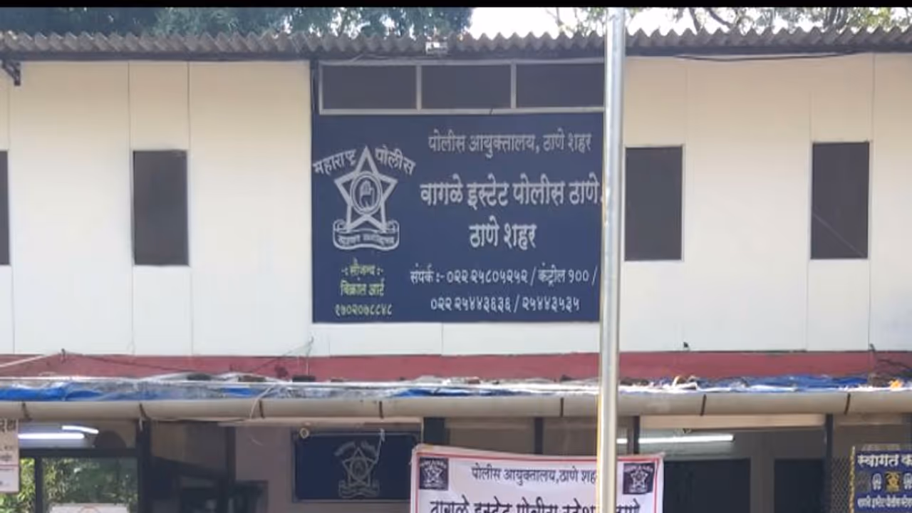 कारोबारी का मोबाइल हुआ हैक, मैसेज देखकर उसके उड़े होश, दर्ज की शिकायत, ऐसे जाने फोन हैक होने के बारे में... कारोबारी का मोबाइल हुआ हैक, मैसेज देखकर उसके उड़े होश, दर्ज की शिकायत, ऐसे जाने फोन हैक होने के बारे में...