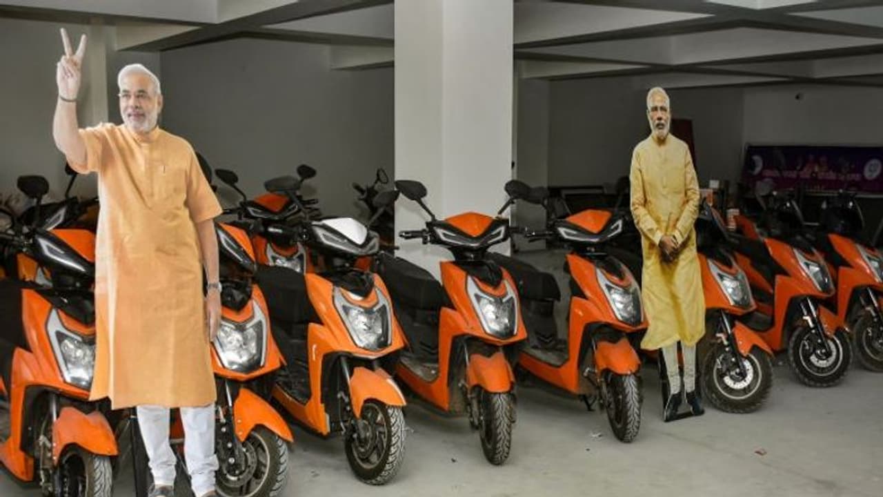 E Bike से होगा भाजपा का प्रचार.. LED स्क्रीन से लैस स्पेशल स्कूटी गांव शहर में कराएगी 'गौरव यात्रा' E Bike से होगा भाजपा का प्रचार.. LED स्क्रीन से लैस स्पेशल स्कूटी गांव शहर में कराएगी 'गौरव यात्रा'