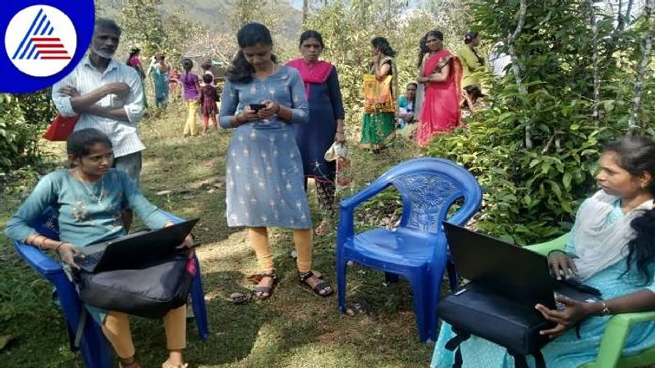 ಚಿಕ್ಕಮಗಳೂರು: ಗುಡ್ಡ ಹತ್ತಿ ಆಯುಷ್ಮಾನ್ ಕಾರ್ಡ್ ನೋಂದಣಿ: ಇದೇನಾ ಡಿಜಿಟಲ್‌ ಇಂಡಿಯಾ?