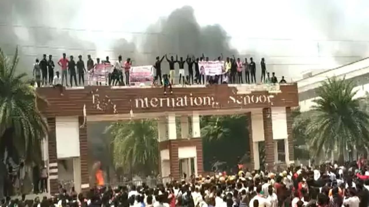 கள்ளக்குறிச்சி தனியார் பள்ளி தொடர்பான வழக்கு... தமிழக அரசின் முடிவை கேட்ட உயர்நீதிமன்றம்!! கள்ளக்குறிச்சி தனியார் பள்ளி தொடர்பான வழக்கு... தமிழக அரசின் முடிவை கேட்ட உயர்நீதிமன்றம்!!