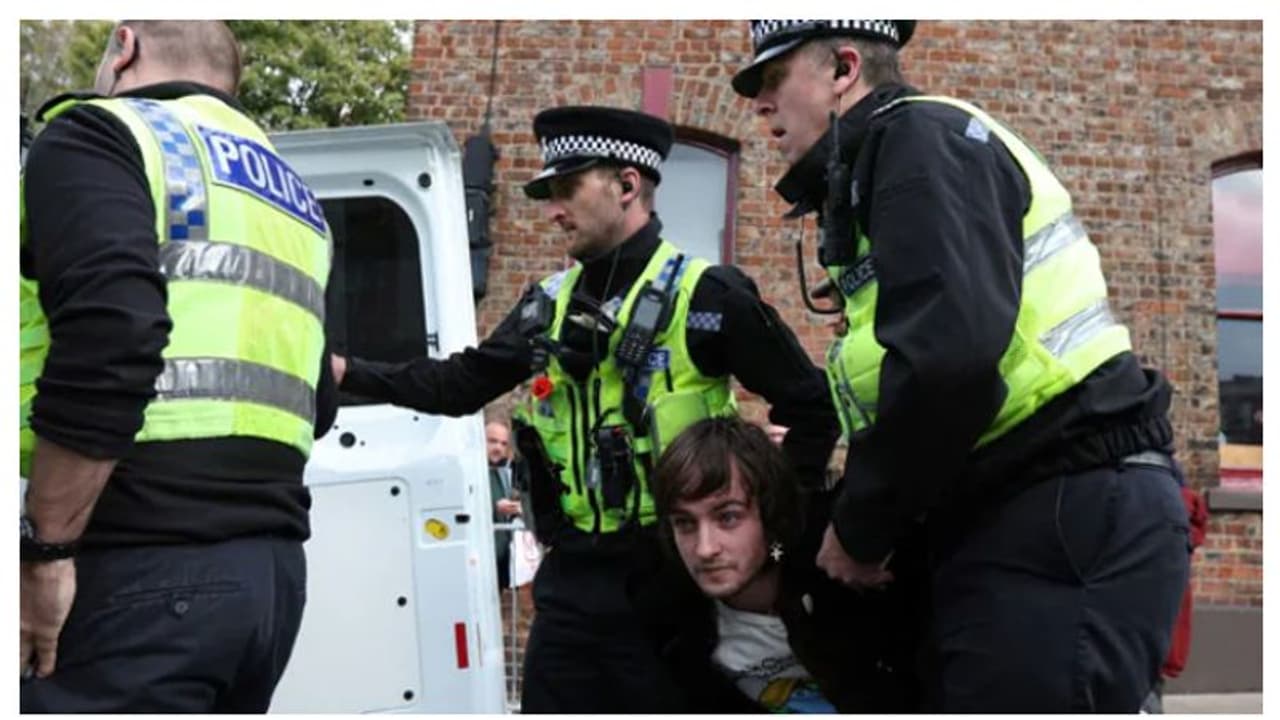 ബ്രിട്ടീഷ് രാജാവ് ചാൾസിനും ഭാര്യ കാമിലക്കുമെതിരെ മുട്ടയേറ് വീഡിയോ