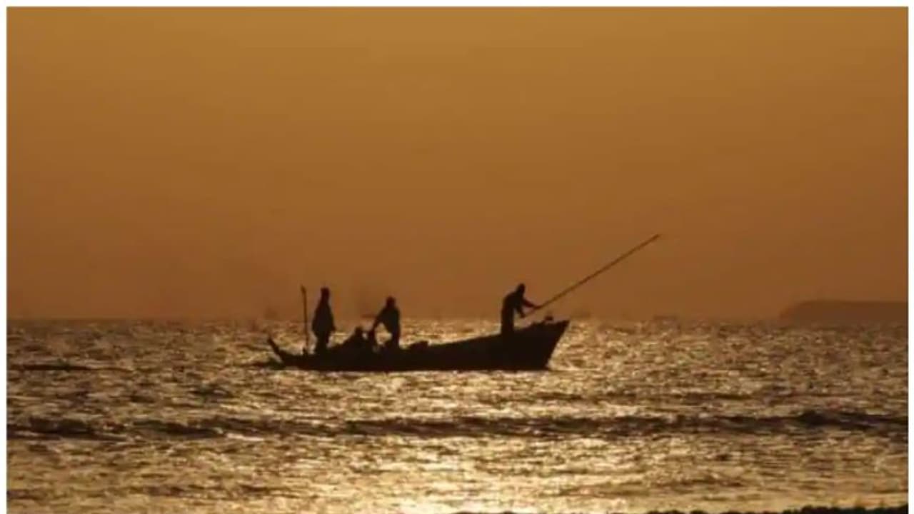 തോട്ടപ്പള്ളിയിൽ മത്സ്യബന്ധന വള്ളങ്ങൾ കൂട്ടിയിടിച്ച് അപകടം; ഒരാളെ കാണാതായി