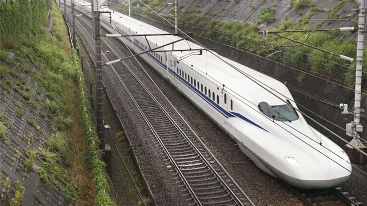 కదులుతున్న రైలులో మహిళ మీద దాడి చేసిన వ్యక్తి.. పిడిగుద్దులు కురిపిస్తూ.. వీడియో వైరల్... కదులుతున్న రైలులో మహిళ మీద దాడి చేసిన వ్యక్తి.. పిడిగుద్దులు కురిపిస్తూ.. వీడియో వైరల్...