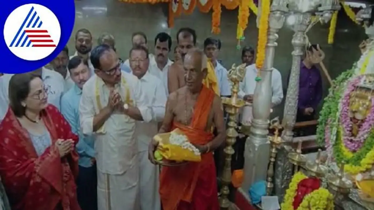 ಉಡುಪಿ: ಕಾಪು ಮಾರಿಯಮ್ಮನ ಆಶೀರ್ವಾದ ಪಡೆದ ಬಹುಭಾಷಾ ನಟಿ ಜಯಪ್ರದಾ ಉಡುಪಿ: ಕಾಪು ಮಾರಿಯಮ್ಮನ ಆಶೀರ್ವಾದ ಪಡೆದ ಬಹುಭಾಷಾ ನಟಿ ಜಯಪ್ರದಾ