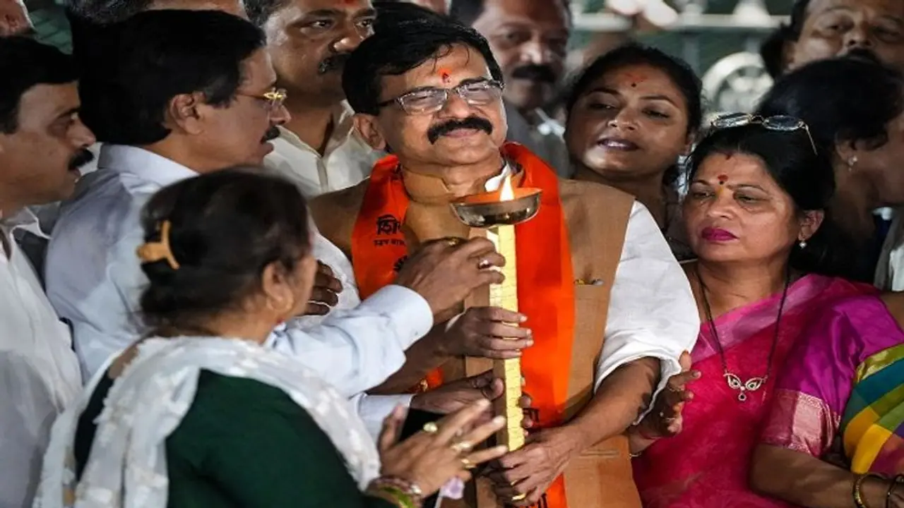 जेल से बाहर आए संजय राउत तो शिवसेना ने मनाया जश्न, परिजनों ने उतारी आरती, बाल ठाकरे स्मारक का किया दौरा