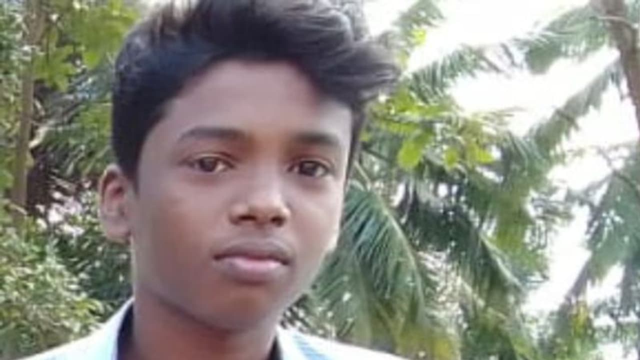 നിയന്ത്രണം വിട്ട സൈക്കിൾ വീടിന്റെ മതിലിൽ ഇടിച്ച് തെറിച്ചുവീണ വിദ്യാർഥിക്ക് ദാരുണാന്ത്യം നിയന്ത്രണം വിട്ട സൈക്കിൾ വീടിന്റെ മതിലിൽ ഇടിച്ച് തെറിച്ചുവീണ വിദ്യാർഥിക്ക് ദാരുണാന്ത്യം