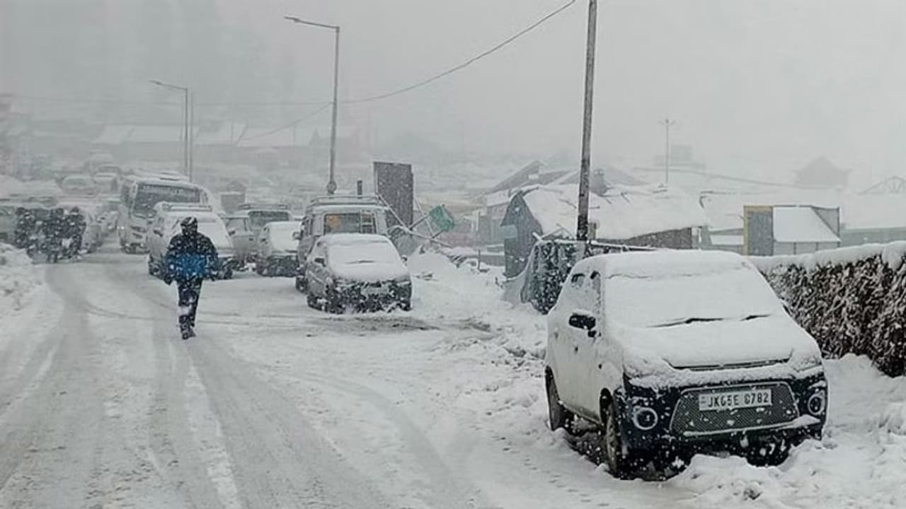 Weather report: कश्मीर हिमाचल और उत्तराखंड के पहाड़ी इलाकों में बर्फबारी, धीरे धीरे जोर पकड़ेगी सर्दी