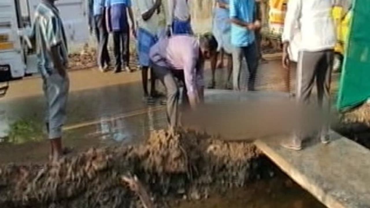 மழைநீர் வடிகால் பள்ளத்தில் விழுந்து தனியார் நிறுவன ஊழியர் பலி.. சென்னையில் அதிர்ச்சி சம்பவம்..! மழைநீர் வடிகால் பள்ளத்தில் விழுந்து தனியார் நிறுவன ஊழியர் பலி.. சென்னையில் அதிர்ச்சி சம்பவம்..!