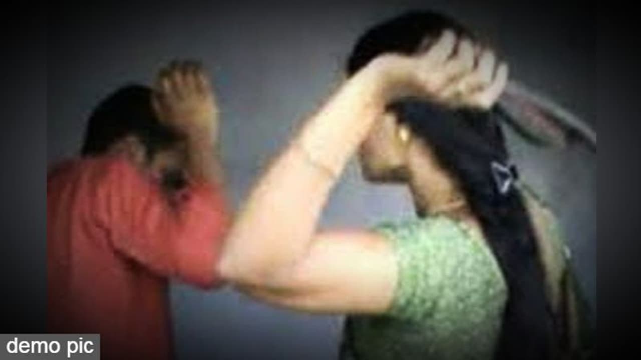 शराब के नशे में धुत युवक विवाहिता से कर रहा था छेड़छाड़: परिवार वालों ने ऐसे सिखाया सबक, देखिए वीडियो शराब के नशे में धुत युवक विवाहिता से कर रहा था छेड़छाड़: परिवार वालों ने ऐसे सिखाया सबक, देखिए वीडियो