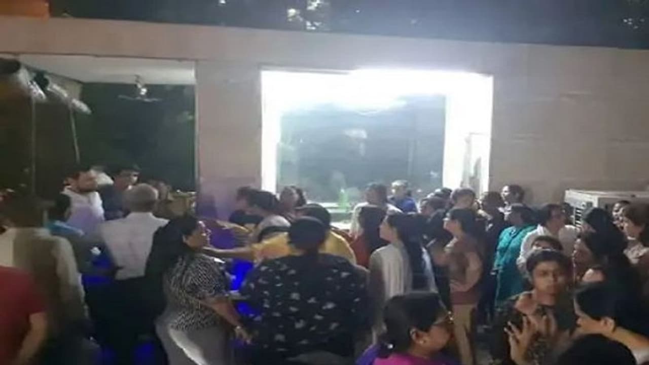 स्ट्रीट डॉग के खिलाफ सोसाइटी में आधी रात जमकर हंगामा, 30 मिनट के अंदर एक महिला व बच्चे पर किया था हमला