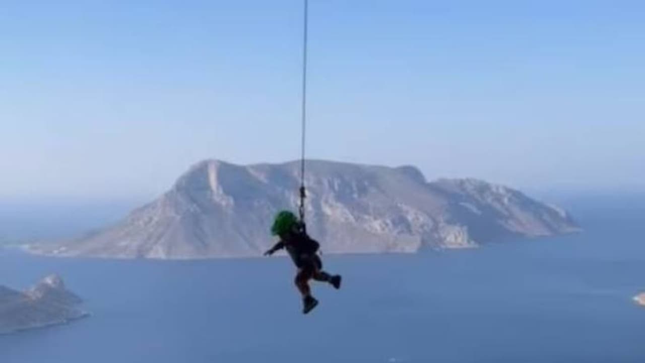 മലമുകളിൽ നിന്നും കയറിൽ തൂങ്ങിയാടി മൂന്നു വയസ്സുകാരി; കയ്യടിച്ചു പ്രോത്സാഹിപ്പിച്ച് മാതാപിതാക്കൾ മലമുകളിൽ നിന്നും കയറിൽ തൂങ്ങിയാടി മൂന്നു വയസ്സുകാരി; കയ്യടിച്ചു പ്രോത്സാഹിപ്പിച്ച് മാതാപിതാക്കൾ