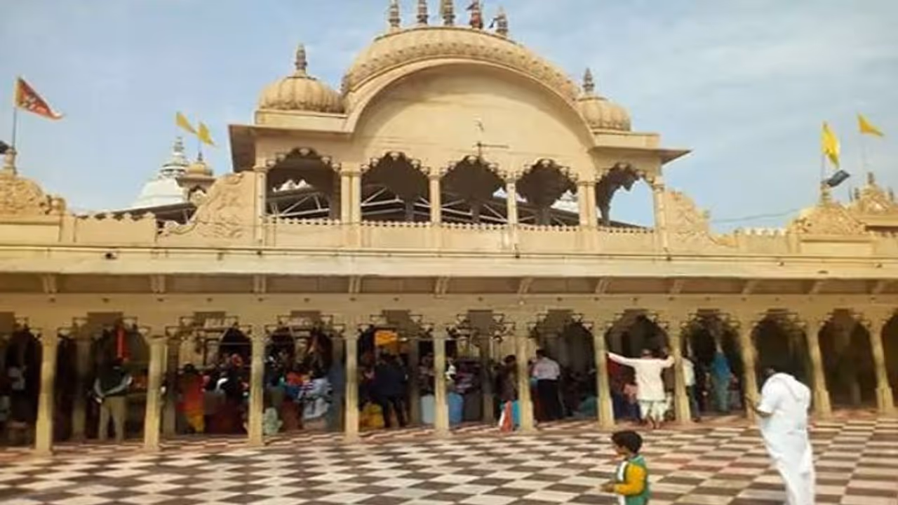 भक्त ने राधा रानी को दान किया स्वर्ण रजत गद्दी, दिल्ली के ज्वैलर्स ने 6 महीने में बनाया करोड़ों का सिंहासन भक्त ने राधा रानी को दान किया स्वर्ण रजत गद्दी, दिल्ली के ज्वैलर्स ने 6 महीने में बनाया करोड़ों का सिंहासन