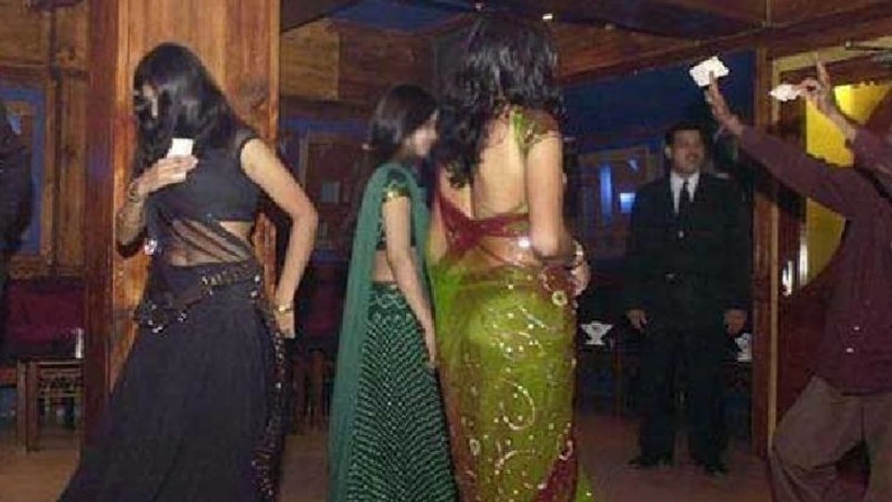 शादी में पत्नी के साथ अजनबी ने किया डांस रोका तो ले ली महिला के पति की जान, खुशियों के पल ही दे गए दर्द शादी में पत्नी के साथ अजनबी ने किया डांस रोका तो ले ली महिला के पति की जान, खुशियों के पल ही दे गए दर्द