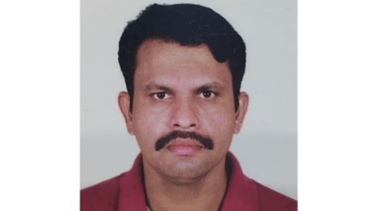 ഇഖാമ ഉപയോഗിച്ച് വ്യാജ സിം എടുത്ത് പണം തട്ടി; സൗദിയിൽ കേസിൽ കുടുങ്ങിയ മലയാളി വർഷങ്ങൾക്ക് ശേഷം നാടണഞ്ഞു ഇഖാമ ഉപയോഗിച്ച് വ്യാജ സിം എടുത്ത് പണം തട്ടി; സൗദിയിൽ കേസിൽ കുടുങ്ങിയ മലയാളി വർഷങ്ങൾക്ക് ശേഷം നാടണഞ്ഞു