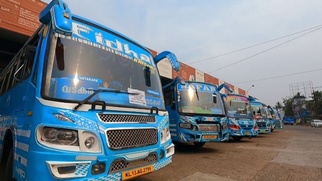 വടകര ബസ് സ്റ്റാൻഡിൽ പരിഭ്രാന്തി പരത്തി 'ബോംബ്'; പിരിമുറുക്കം അയഞ്ഞത് വ്യാജനെന്ന് സ്ഥിരീകരിച്ചതോടെ വടകര ബസ് സ്റ്റാൻഡിൽ പരിഭ്രാന്തി പരത്തി 'ബോംബ്'; പിരിമുറുക്കം അയഞ്ഞത് വ്യാജനെന്ന് സ്ഥിരീകരിച്ചതോടെ