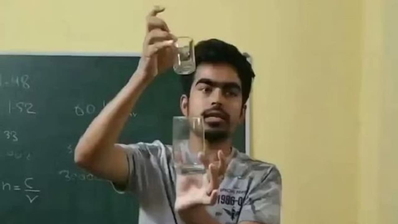 ಭೌತಶಾಸ್ತ್ರದ ಪರಿಕಲ್ಪನೆಯನ್ನು ಸುಲಭ ವಿಧಾನದಲ್ಲಿ ಹೇಳಿಕೊಟ್ಟ ಶಿಕ್ಷಕ: Video Viral