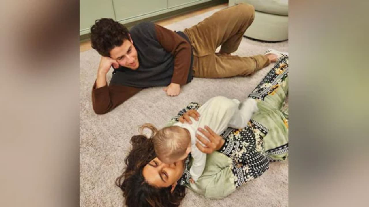 മകള്‍ക്കൊപ്പം കളിക്കുന്ന പ്രിയങ്ക ചോപ്ര; ചിത്രം വൈറല്‍