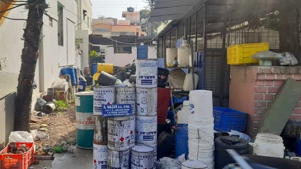 கோவை கார் குண்டு வெடிப்பு; ஜமேசா முபினுக்கு வெடிபொருள் வைக்க டிரம் கொடுத்தவர் இவர்தான்!! கோவை கார் குண்டு வெடிப்பு; ஜமேசா முபினுக்கு வெடிபொருள் வைக்க டிரம் கொடுத்தவர் இவர்தான்!!