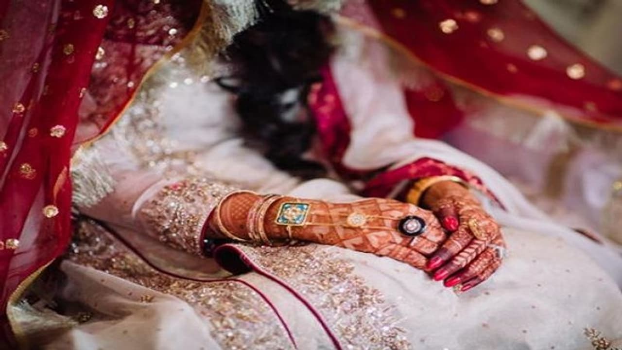 వింత పెళ్లి.. దివ్యాంగురాలైన కుమార్తెను భగవాన్ శ్రీకృష్ణుడికి ఇచ్చి వివాహం... వింత పెళ్లి.. దివ్యాంగురాలైన కుమార్తెను భగవాన్ శ్రీకృష్ణుడికి ఇచ్చి వివాహం...