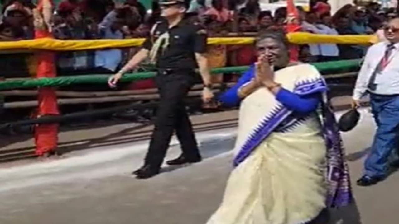 రెండు కి.మీ నడుచుకుంటూ పూరి జగన్నాథ ఆలయానికి చేరుకున్న రాష్ట్రపతి ద్రౌపది ముర్ము.. రెండు కి.మీ నడుచుకుంటూ పూరి జగన్నాథ ఆలయానికి చేరుకున్న రాష్ట్రపతి ద్రౌపది ముర్ము..