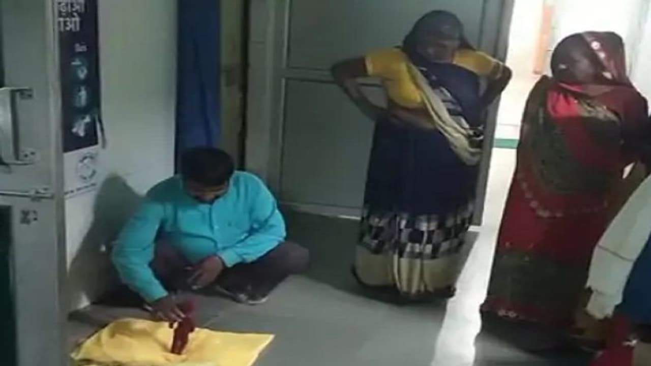 18 साल बाद प्रेग्नेंट हुई महिला ने प्लास्टिक की गुड़िया को दिया जन्म, प्रेग्नेंसी व अबॉर्शन के बीच उलझी गुत्थी 18 साल बाद प्रेग्नेंट हुई महिला ने प्लास्टिक की गुड़िया को दिया जन्म, प्रेग्नेंसी व अबॉर्शन के बीच उलझी गुत्थी