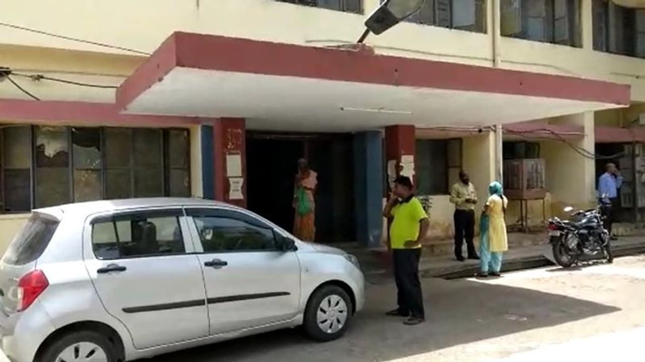 राजस्थान में बच्चों की जेल में गैंगरेप: 5 लड़कों की गैंग ने कई के साथ की हैवानियत, दर्द के मारे रातभर रोते रहे राजस्थान में बच्चों की जेल में गैंगरेप: 5 लड़कों की गैंग ने कई के साथ की हैवानियत, दर्द के मारे रातभर रोते रहे