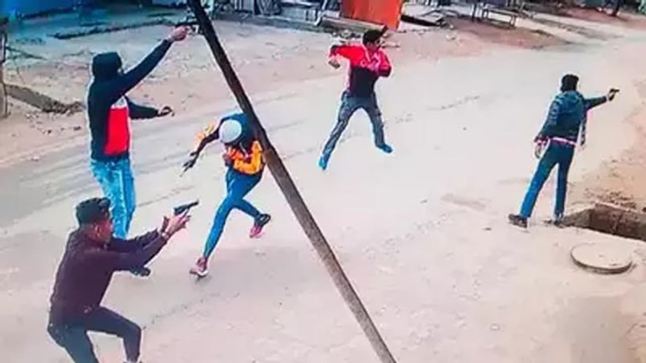 CCTV Footage : पंजाब में 5 लोगों ने ऐसे की डेरा समर्थक की दिनदहाड़े हत्या, घात लगाकर बैठे थे CCTV Footage : पंजाब में 5 लोगों ने ऐसे की डेरा समर्थक की दिनदहाड़े हत्या, घात लगाकर बैठे थे