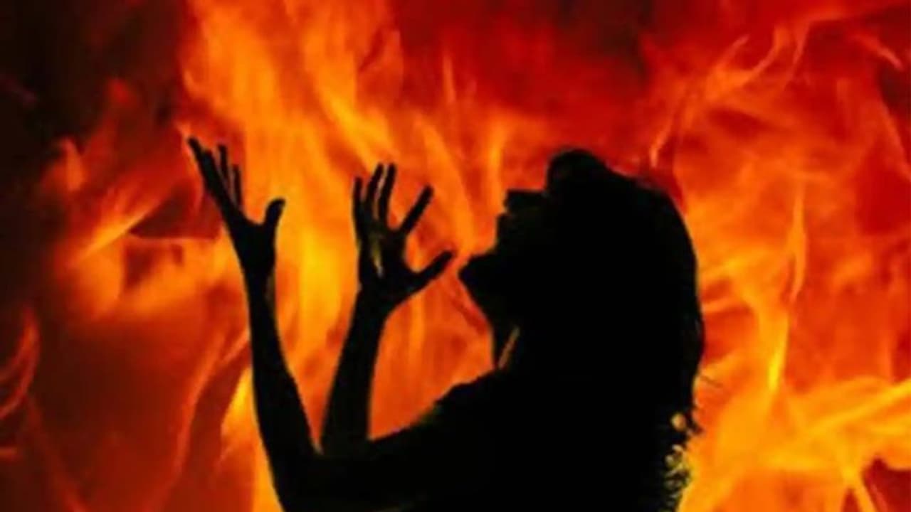 पति को भाभी की बांहों में देख तिलमिलाई पत्नी, पति ने 4 महीने की प्रेग्नेंट वाइफ के साथ किया ये घिनौना काम पति को भाभी की बांहों में देख तिलमिलाई पत्नी, पति ने 4 महीने की प्रेग्नेंट वाइफ के साथ किया ये घिनौना काम