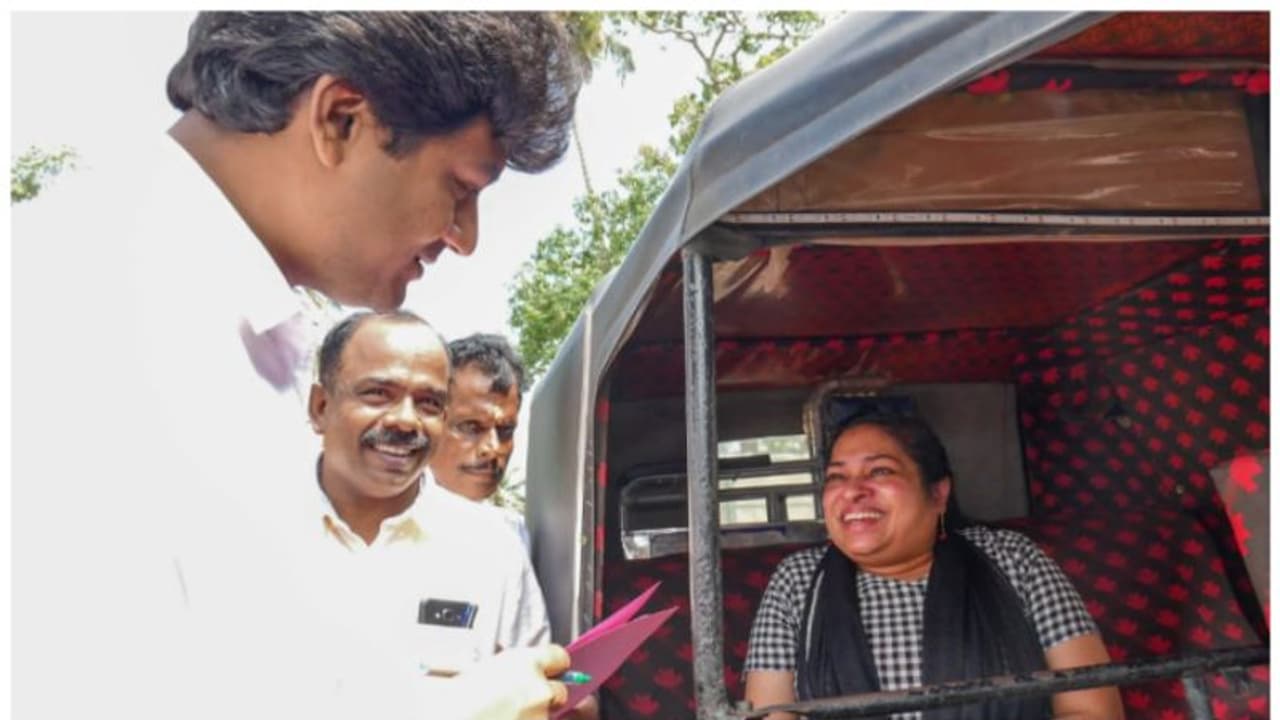 ഒടുവിൽ ജോളിയുടെ ദുരിതത്തിന് അറുതി! പരാതി പരിഹാര അദാലത്തിൽ സഹായം ഉറപ്പ് നൽകി ആലപ്പുഴ കളക്ടർ ഒടുവിൽ ജോളിയുടെ ദുരിതത്തിന് അറുതി! പരാതി പരിഹാര അദാലത്തിൽ സഹായം ഉറപ്പ് നൽകി ആലപ്പുഴ കളക്ടർ