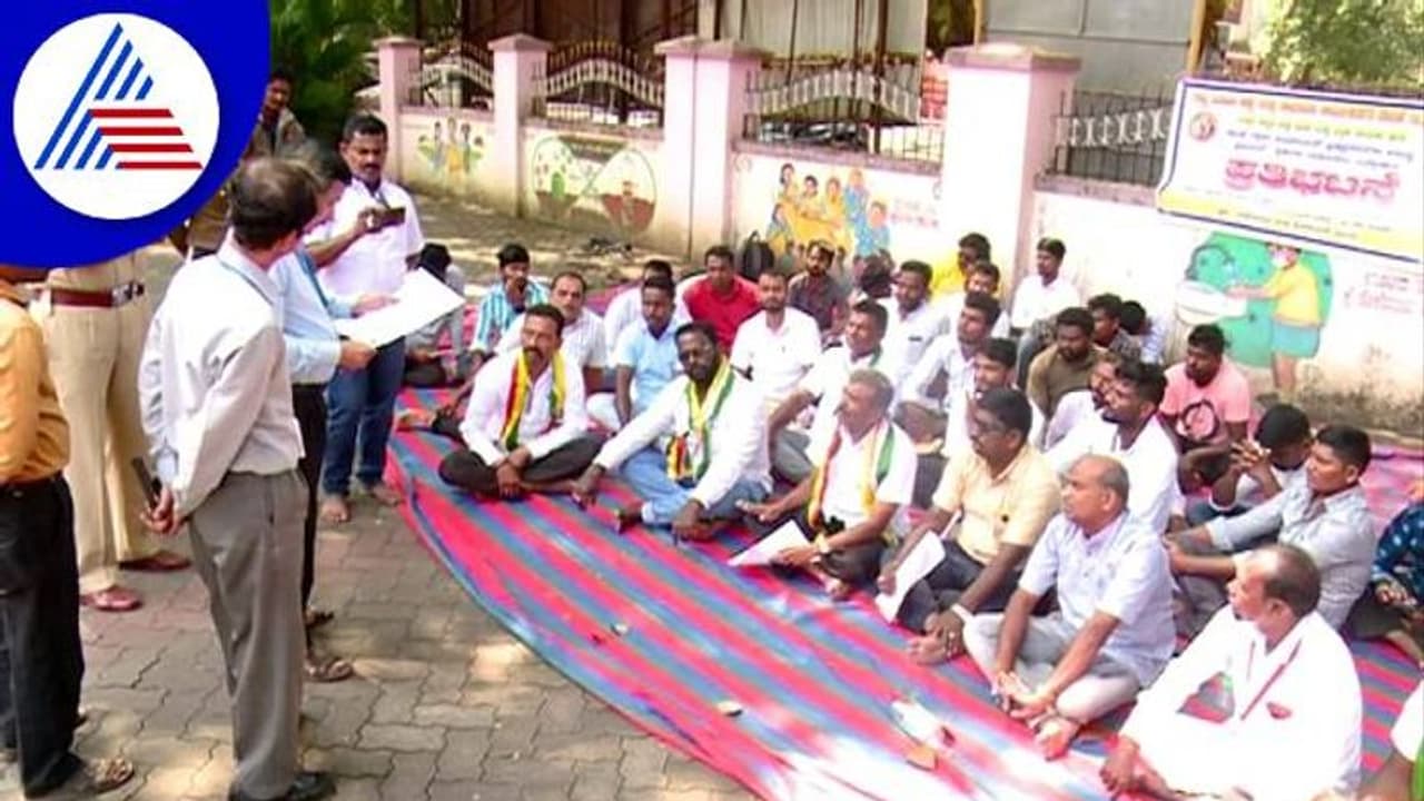 ಉತ್ತರಕನ್ನಡ: ಭಟ್ಕಳ ಹೆಬಳೆ ಗ್ರಾ.ಪಂ.ನಲ್ಲಿ ಭ್ರಷ್ಟಾಚಾರ, ಕ್ರಮಕ್ಕೆ ಆಗ್ರಹಿಸಿ ಪ್ರತಿಭಟನೆ ಉತ್ತರಕನ್ನಡ: ಭಟ್ಕಳ ಹೆಬಳೆ ಗ್ರಾ.ಪಂ.ನಲ್ಲಿ ಭ್ರಷ್ಟಾಚಾರ, ಕ್ರಮಕ್ಕೆ ಆಗ್ರಹಿಸಿ ಪ್ರತಿಭಟನೆ