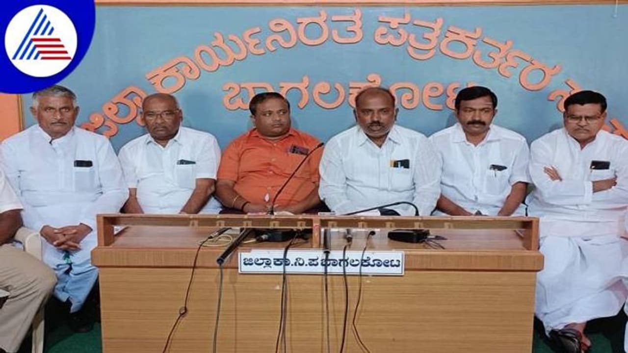 ಮತ್ತೆ ಬಾದಾಮಿಯಿಂದಲೇ ಸ್ಪರ್ಧೆ ಮಾಡದಿದ್ರೆ ಸಿದ್ದರಾಮಯ್ಯ ಮನೆ ಮುಂದೆ ಆತ್ಮಹತ್ಯೆ: ಸಿದ್ದು ಅಭಿಮಾನಿಗಳು ಮತ್ತೆ ಬಾದಾಮಿಯಿಂದಲೇ ಸ್ಪರ್ಧೆ ಮಾಡದಿದ್ರೆ ಸಿದ್ದರಾಮಯ್ಯ ಮನೆ ಮುಂದೆ ಆತ್ಮಹತ್ಯೆ: ಸಿದ್ದು ಅಭಿಮಾನಿಗಳು