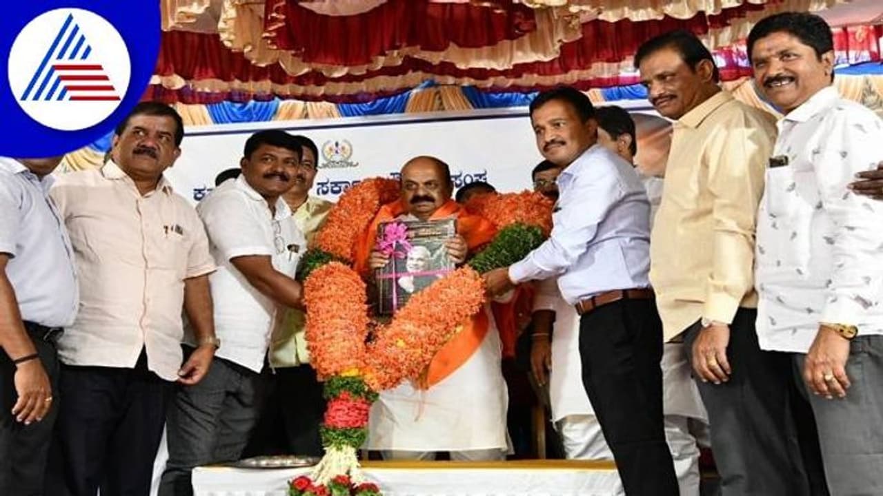 ಸರ್ಕಾರಿ ನೌಕರರು 1 ತಾಸು ಹೆಚ್ಚು ಕೆಲಸ ಮಾಡಿ: ಸಿಎಂ ಬೊಮ್ಮಾಯಿ