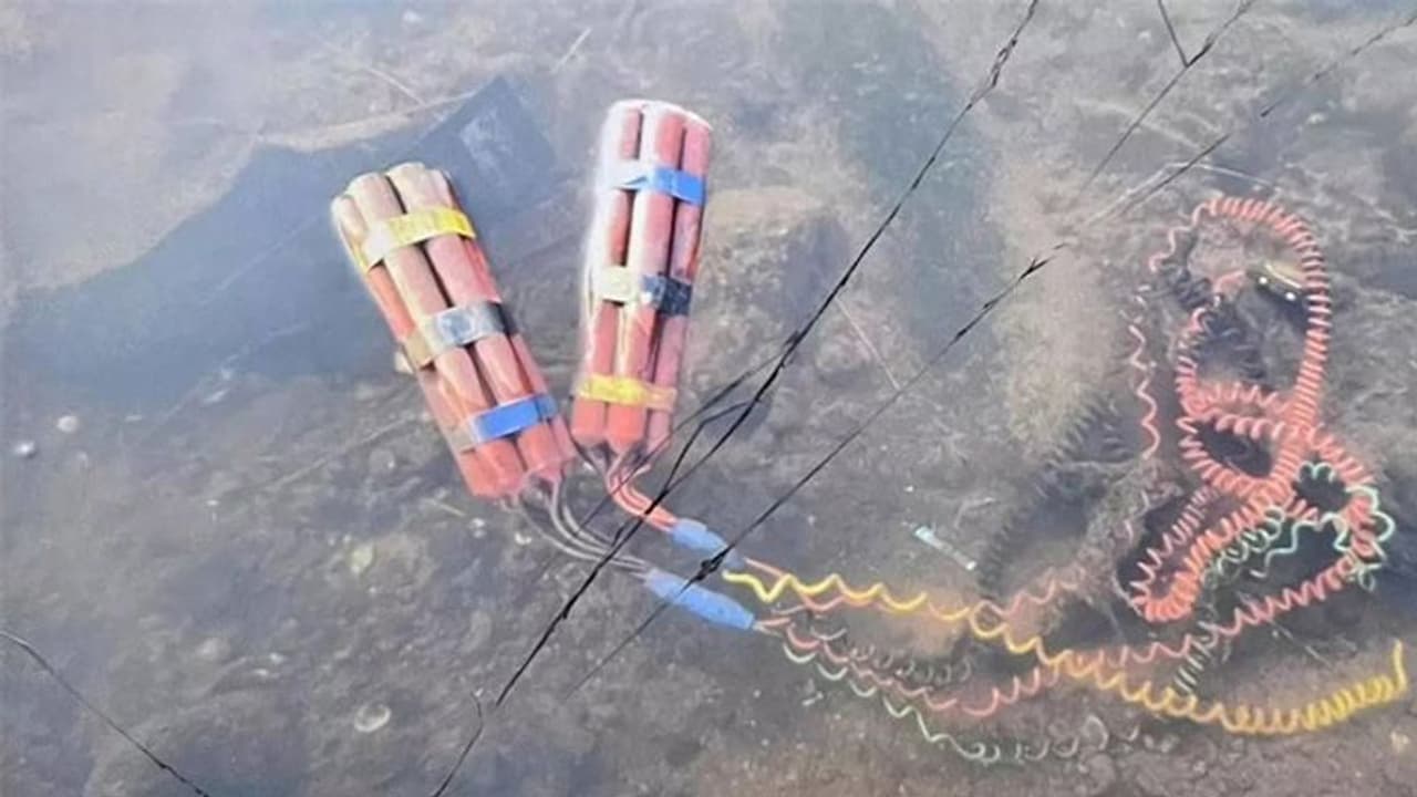 महाराष्ट्र के रायगढ़ जिले में पुल के नीचे मिला विस्फोटक जैसा डिवाइस, साथ में पढ़िए 2 अन्य बड़े मामले महाराष्ट्र के रायगढ़ जिले में पुल के नीचे मिला विस्फोटक जैसा डिवाइस, साथ में पढ़िए 2 अन्य बड़े मामले