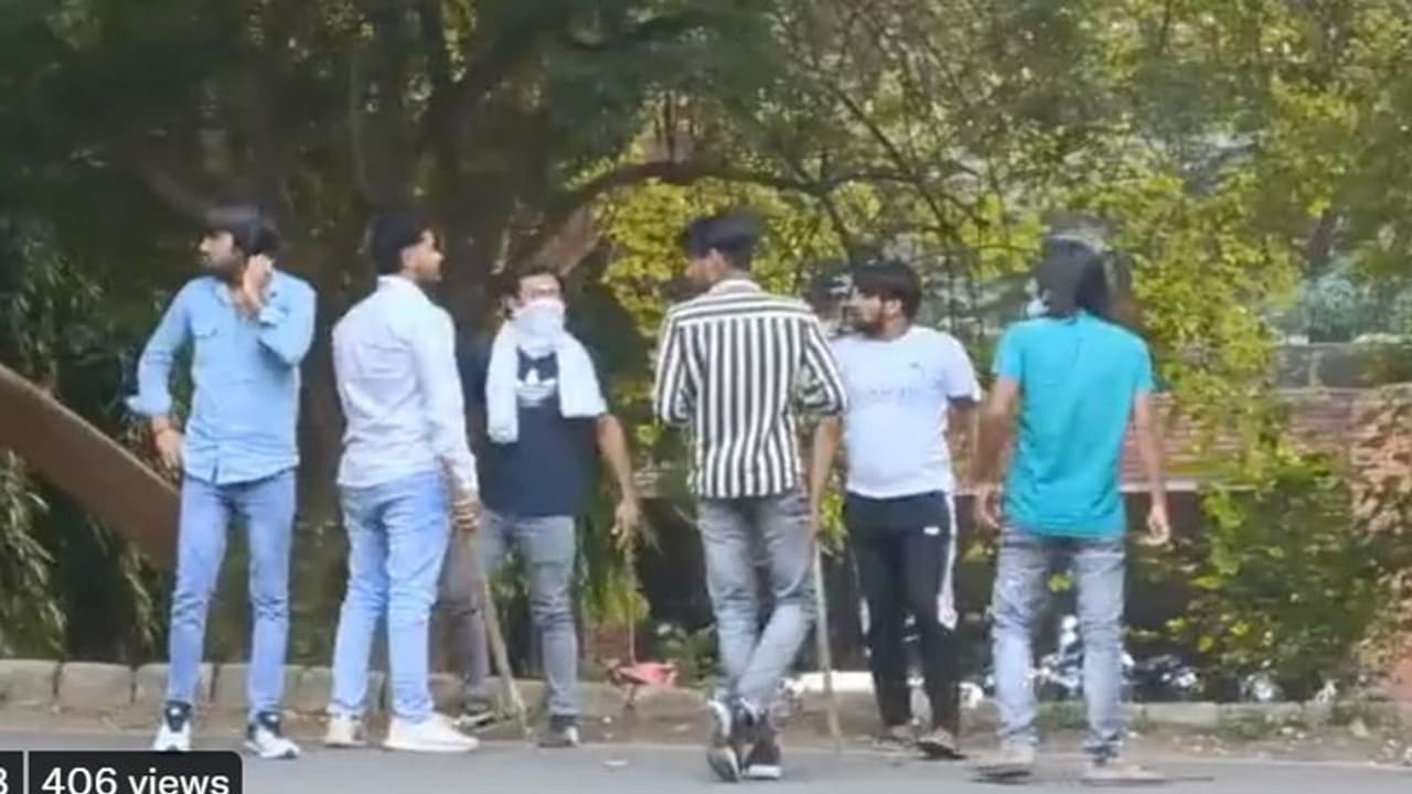 ಜೆಎನ್‌ಯುನಲ್ಲಿ ಮಾರಾಮಾರಿ: ವಿದ್ಯಾರ್ಥಿಗಳು ದೊಣ್ಣೆ ಹಿಡಿದು ತಿರುಗುತ್ತಿರುವ ವಿಡಿಯೋ ವೈರಲ್