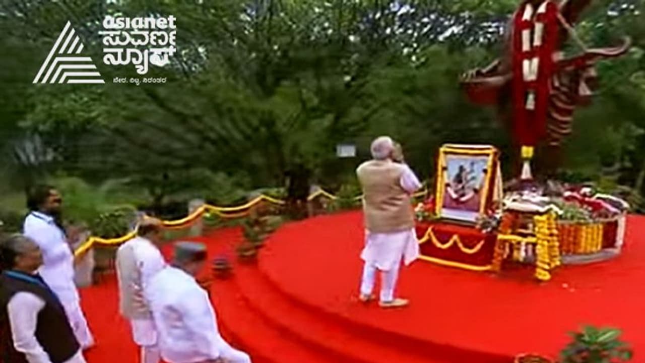 PM Modi visit to Bangalore: பெங்களூருவில் பாஜக தொண்டர்களைப் பார்த்தும் காரை நிறுத்தி கையசைத்த பிரதமர் மோடி PM Modi visit to Bangalore: பெங்களூருவில் பாஜக தொண்டர்களைப் பார்த்தும் காரை நிறுத்தி கையசைத்த பிரதமர் மோடி