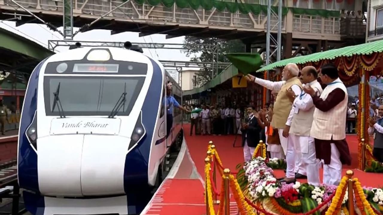 ദക്ഷിണേന്ത്യയിലെ ആദ്യ വന്ദേഭാരത് സർവീസിന് തുടക്കം; ചെന്നൈ മൈസൂരു സർവീസ് പ്രധാനമന്ത്രി ഫ്ലാഗ് ഓഫ് ചെയ്തു