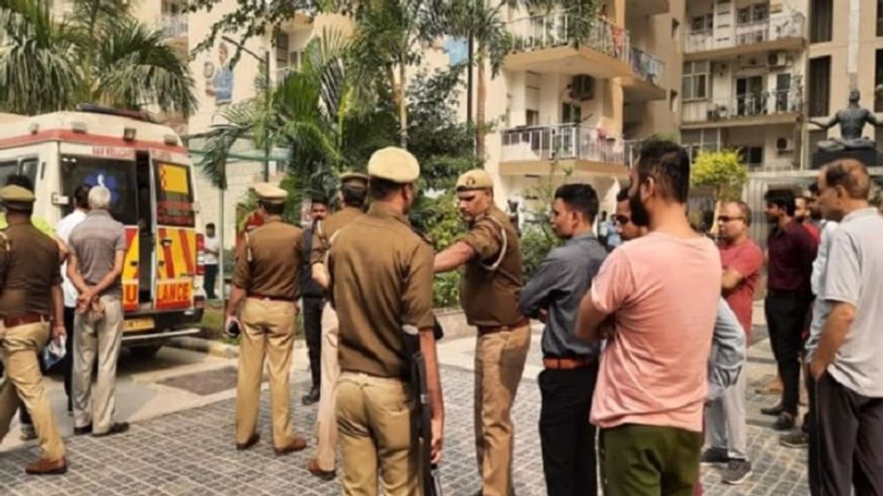 नोएडा: कारोबारी ने पत्नी की हत्या के बाद लगाई फांसी, सुसाइड नोट में बेटियों की शादी को लेकर लिखी बड़ी बात नोएडा: कारोबारी ने पत्नी की हत्या के बाद लगाई फांसी, सुसाइड नोट में बेटियों की शादी को लेकर लिखी बड़ी बात