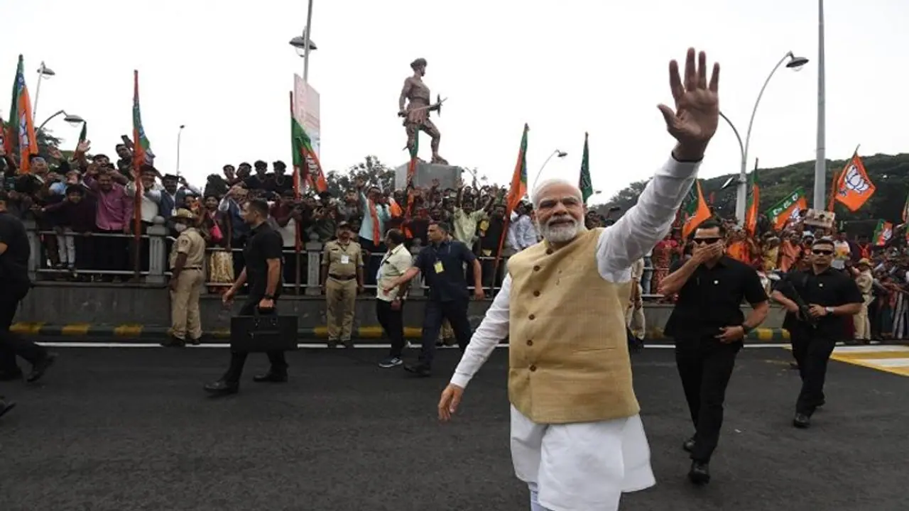 बेंगलुरु: कार रोक समर्थकों के पास पहुंचे PM, हाथ हिलाकर किया अभिवादन, लोगों ने लगाए मोदी मोदी के नारे बेंगलुरु: कार रोक समर्थकों के पास पहुंचे PM, हाथ हिलाकर किया अभिवादन, लोगों ने लगाए मोदी मोदी के नारे