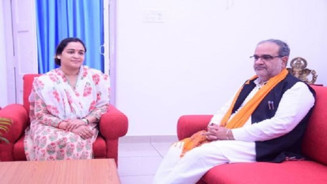 मैनपुरी में नेताजी की दोनों बहुएं होंगी आमने सामने! डिंपल का नाम हुआ फाइनल तो BJP के दांव पर टिकीं सबकी नजर मैनपुरी में नेताजी की दोनों बहुएं होंगी आमने सामने! डिंपल का नाम हुआ फाइनल तो BJP के दांव पर टिकीं सबकी नजर