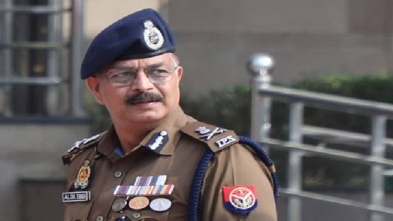 नशे में धुत्त युवक ने फोन पर खुद को बताया CM योगी का PS, कहा पुलिस कमिश्नर से कराओ बात, ऐसे हुआ खुलासा नशे में धुत्त युवक ने फोन पर खुद को बताया CM योगी का PS, कहा पुलिस कमिश्नर से कराओ बात, ऐसे हुआ खुलासा