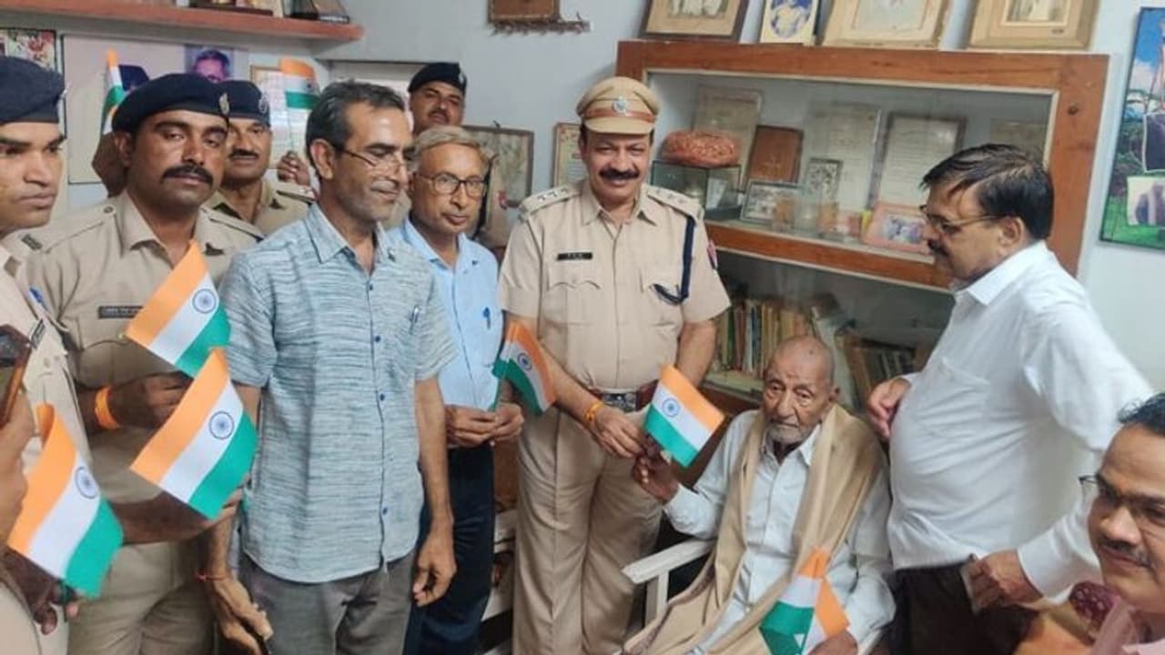 స్వాతంత్య్ర సమరయోధుడు రఘువీర్ చరణ్ శర్మ కన్నుమూత.. 