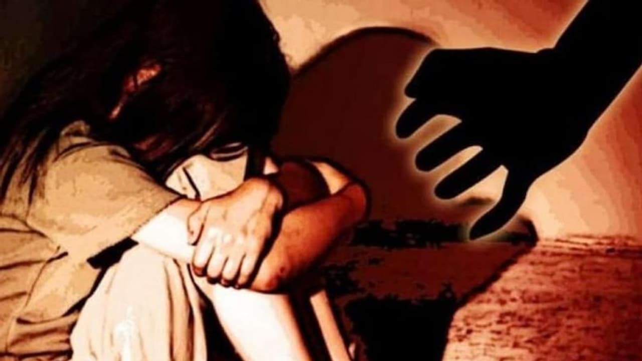 बांदा: नाबालिग को अगवा कर किया दुष्कर्म, पीड़िता की मां बोली पुलिस पैसे दिलाकर बना रही समझौते का दबाव बांदा: नाबालिग को अगवा कर किया दुष्कर्म, पीड़िता की मां बोली पुलिस पैसे दिलाकर बना रही समझौते का दबाव