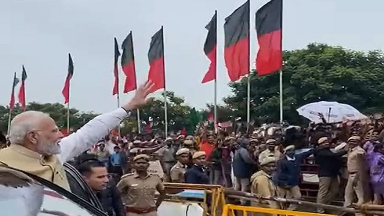 मदुरै में हजारों लोगों ने किया पीएम मोदी का स्वागत, बारिश के बाद भी समर्थकों का उत्साह नहीं हुआ कम